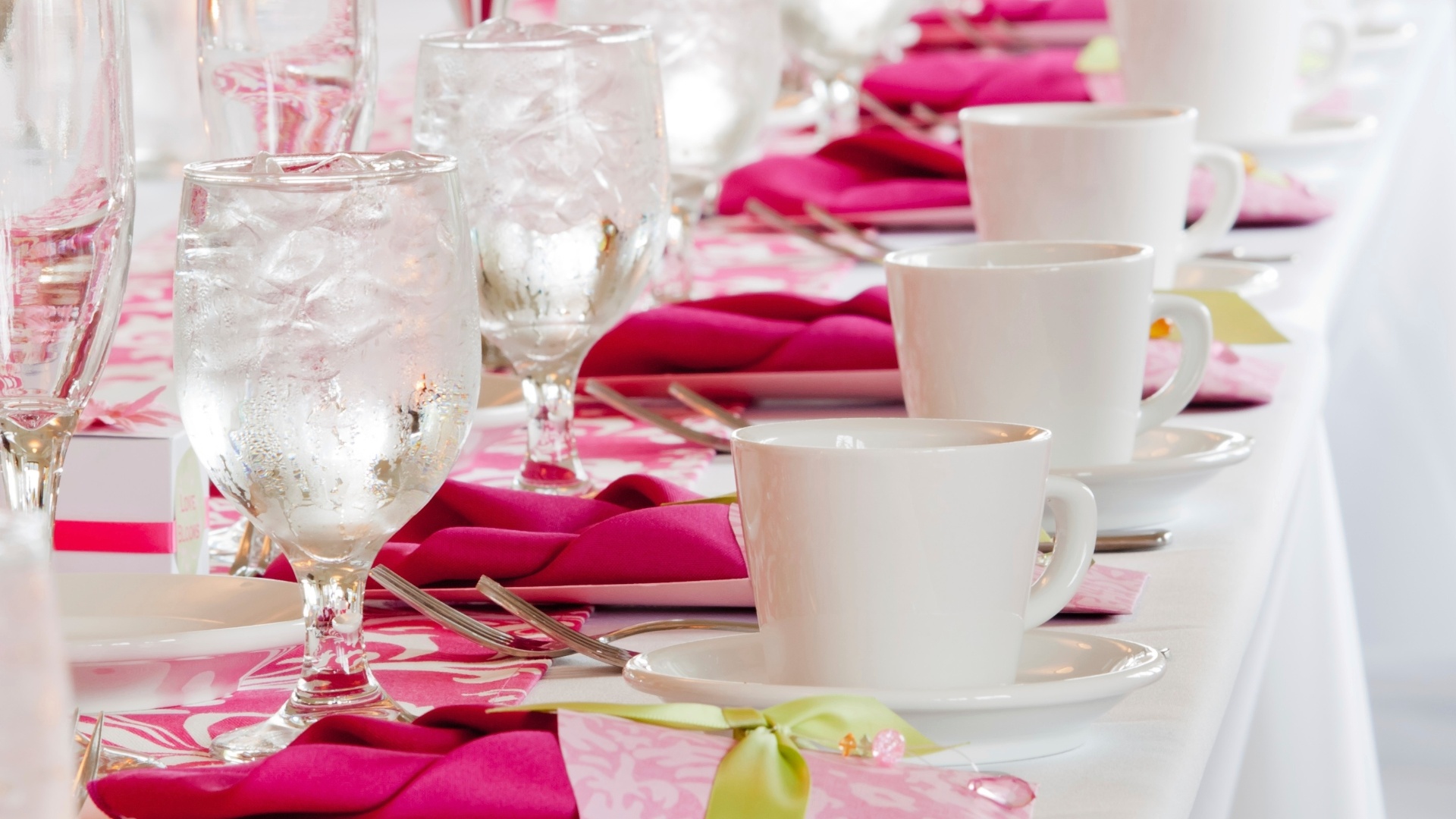 Mesa de jantar combina pink e branco com copos de cristal - Thinkstock