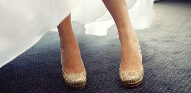 Cor dourada ou prateada nos pés combina com qualquer tom de vestido, até branco