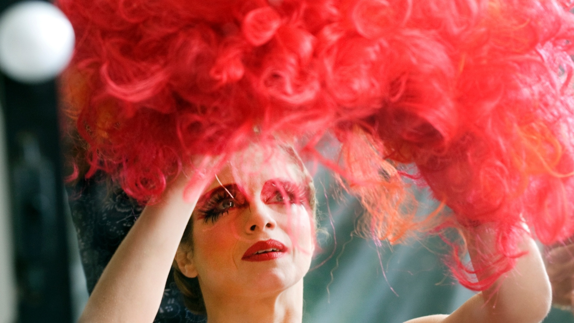 26.mai.2013 - A atriz Letícia Spiller coloca uma peruca para se caracterizar como Rochanna, drag queen de uma boate gay da fictícia cidadezinha de Pau Torto, cenário do filme "O Casamento de Gorete", em que a travesti do título (Rodrigo Sant'Anna) precisa se casar para receber a herança do pai - Antonio Scorza/UOL