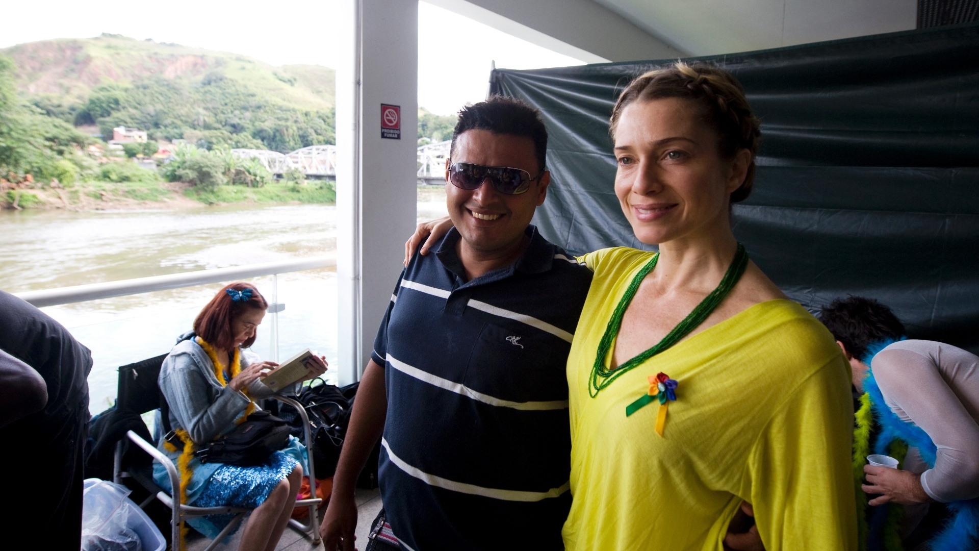 26.mai.2013 - A atriz Letícia Spiller posa com o humorista David Medeiros, que inspirou a personagem título do filme "O Casamento de Gorete", antes de começar a se preparar para as filmagens do longa em Barra do Piraí, interior do Rio de Janeiro - Antonio Scorza/UOL