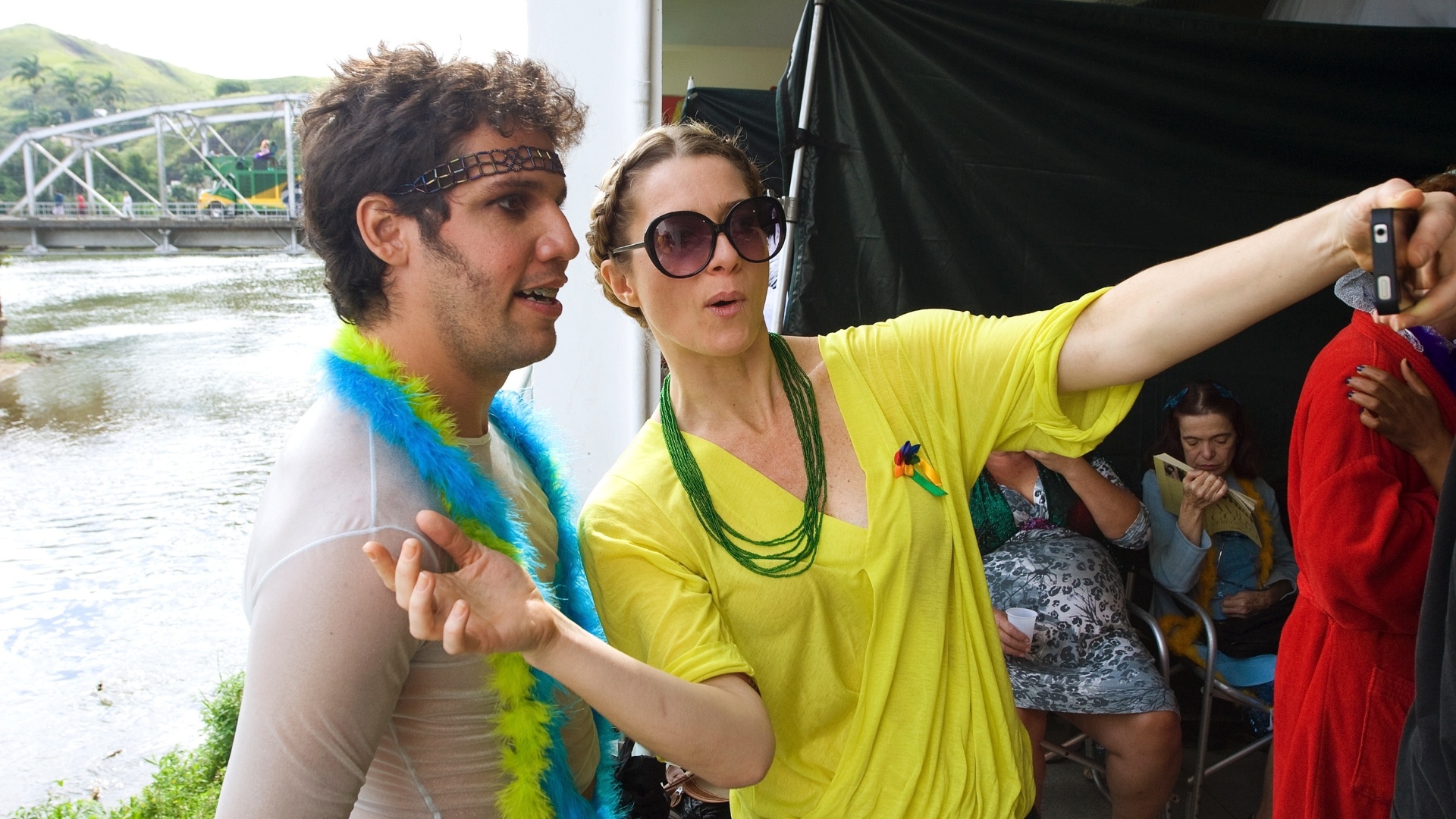 26.mai.2013 - A atriz Letícia Spiller tira foto com figurante antes de começar a se preparar para as filmagens de "O Casamento de Gorete" em Barra do Piraí, interior do Rio de Janeiro - Antonio Scorza/UOL