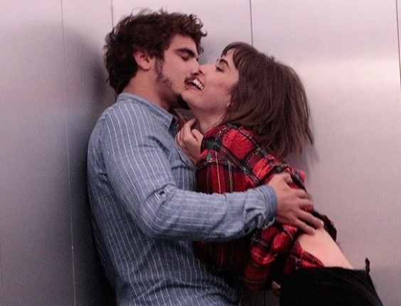 Em "Amor à Vida", Patrícia e Michel se agarram no elevador
