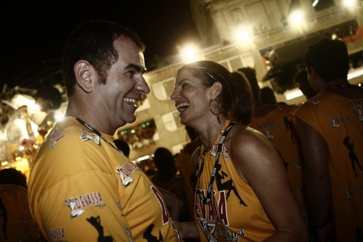 16.fev.2010 - Débora Bloch curte o Carnaval em camarote, com o namorado da época, Plínio Profeta, no Rio de Janeiro
