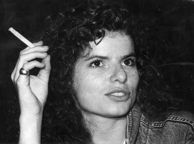 1988 - Débora Bloch fuma em cena da peça "Ataliba - a Gata Safira"