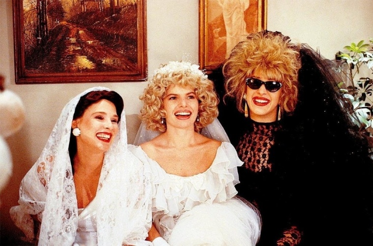 1988 - Louise Cardoso (à esq.), Débora Bloch e Cláudia Raia (à dir.) gravam o quadro "Fogo no Rabo", do programa "TV Pirata", da Rede Globo