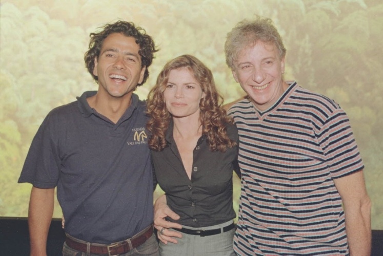1999 - Débora Bloch posa com Marcos Palmeira (esq.) e Marco Nanini na festa de lançamento da novela "Andando nas Nuvens", da TV Globo