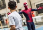 Andrew Garfield faz pausa nas gravações de "Homem-Aranha 2" para jogar basquete com crianças - Reprodução/Twitter
