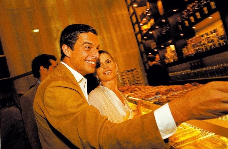 26.set.2003 - Débora Bloch prestigia o seu marido na época, o chef Olivier Anquier, na inauguração da nova boulangerie, na praça Buenos Aires, em Higienópolis, São Paulo