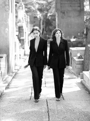 28.fev.2001 - As atrizes Fernanda Torres (esq.) e Debora Bloch andam pelo cemitério da Consolação, em São Paulo, na época que fizeram a peça "Duas Mulheres e um Cadáver"
