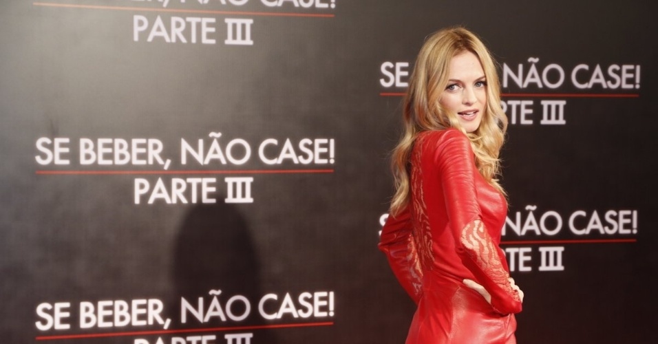 28.mai.2013 - A atriz Heather Graham, de "Se Beber, não Case", posa do tapete vermelho da pré-estreia realizada no Cine Odeon, no Rio
