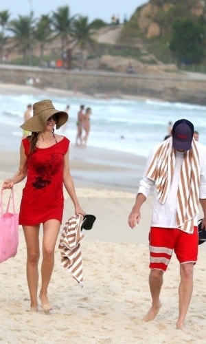 28.mai.2013 - A atriz Heather Graham e ator Ken Jeong curtiram a praia em Ipanema, zona sul do Rio. Eles estão no Brasil para divulgar o filme "Se Beber Não Case 3"