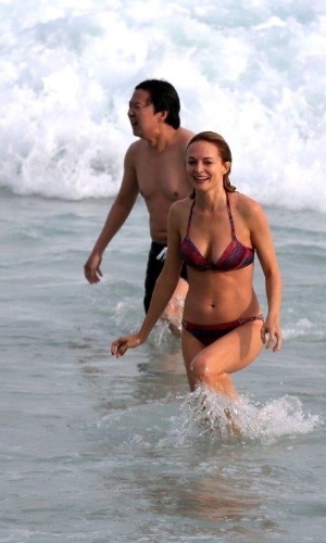 28.mai.2013 - A atriz Heather Graham e ator Ken Jeong curtiram a praia em Ipanema, zona sul do Rio. Eles estão no Brasil para divulgar o filme "Se Beber Não Case 3"