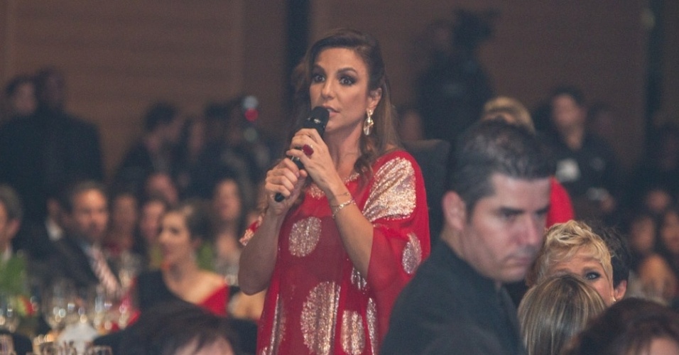 28.mai.2013 - Ivete Sangalo canta na festa de 50 anos de Xuxa, em hotel de São Paulo