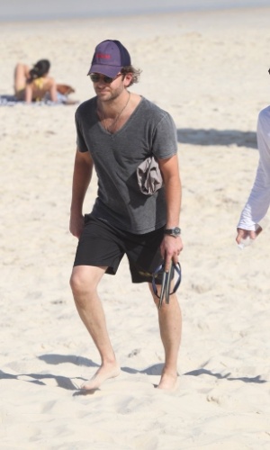 28.mai.2013 - O ator Bradley Cooper curtiu praia em Ipanema. zona sul do Rio. Ele está no Brasil para divulgar o filme "Se Beber, Não Case Parte 3"
