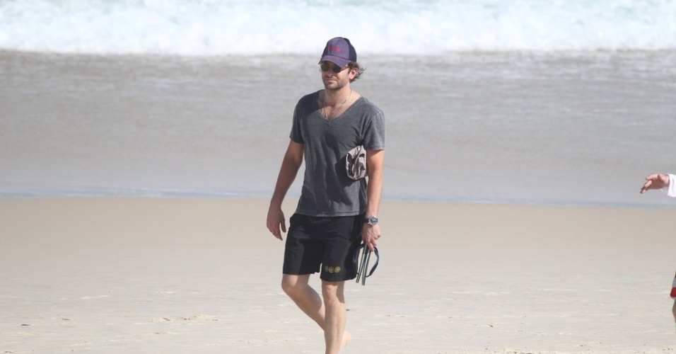 28.mai.2013 - O ator Bradley Cooper curtiu praia em Ipanema. zona sul do Rio. Ele está no Brasil para divulgar o filme "Se Beber, Não Case Parte 3"