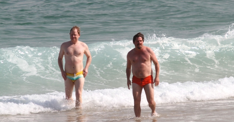 28.mai.2013 - O ator Zach Galifianakis (de sunga vermelha) curtiu praia em Ipanema. zona sul do Rio. Ele está no Brasil para divulgar o filme "Se Beber, Não Case Parte 3"
