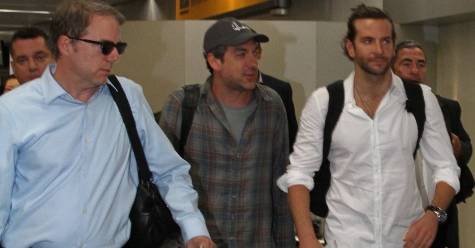 28.mai.2013 - O diretor Todd Phillips e o ator Bradley Cooper desembarcam no aeroporto internacional do Rio de Janeiro. Eles estão no Brasil para divulgar o filme "Se Beber, Não Case Parte 3", que estreia dia 30 de maio