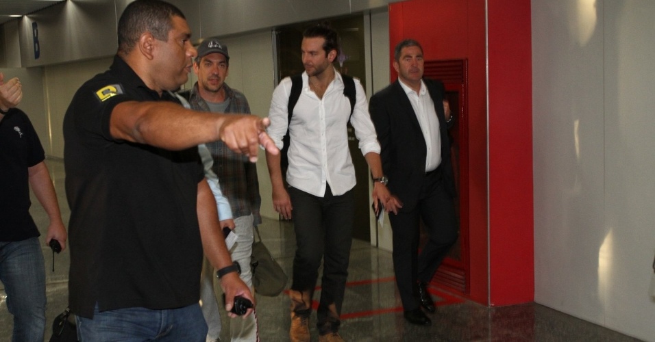 28.mai.2013 - O diretor Todd Phillips e o ator Bradley Cooper desembarcam no aeroporto internacional do Rio de Janeiro. Eles estão no Brasil para divulgar o filme "Se Beber, Não Case Parte 3", que estreia dia 30 de maio