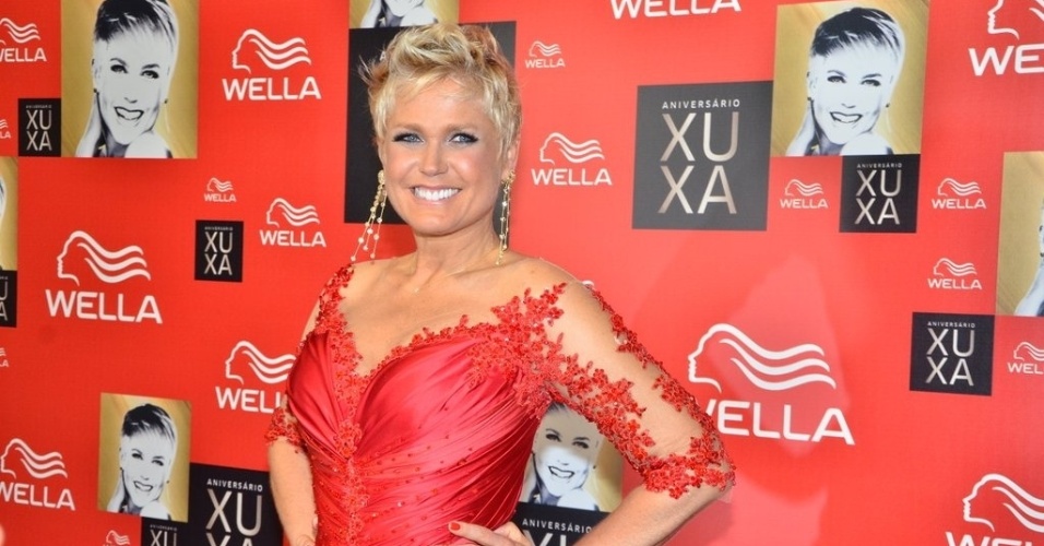 28.mai.2013 - Por volta das 22h, Xuxa chegou sorridente e muito elegante no vestido vermelho assinado pelo estilista Samuel Cirnansck