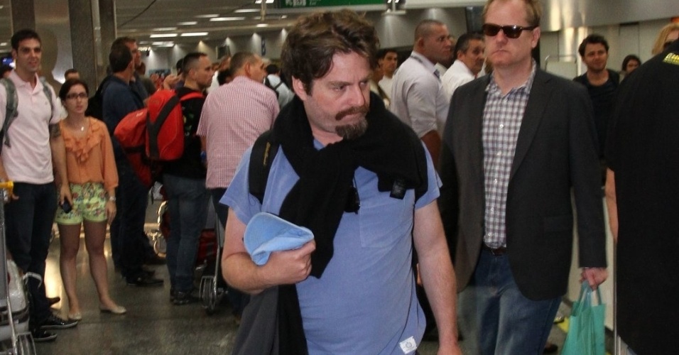 28.mai.2013 - Zach Galifianakis desembarca no aeroporto internacional do Rio de Janeiro. O ator veio ao Brasil divulgar o filme "Se Beber, Não Case Parte 3"