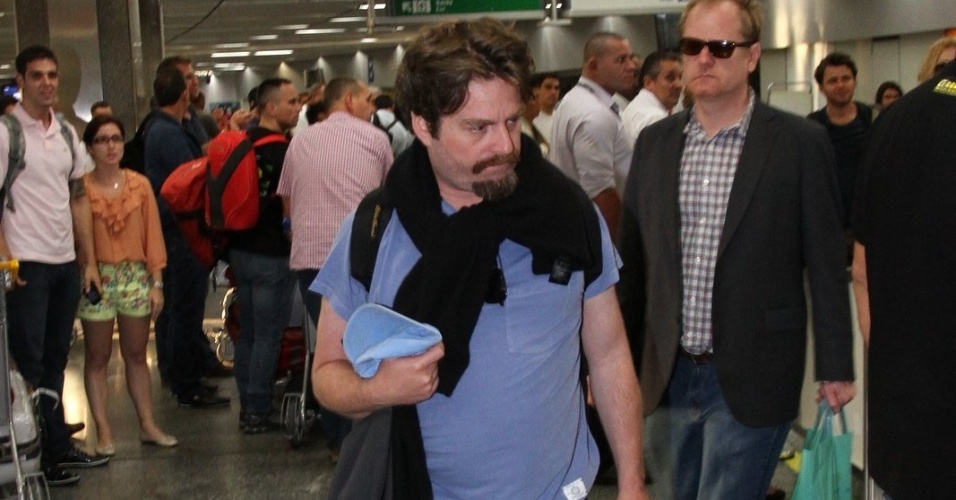 28.mai.2013 - Zach Galifianakis desembarca no aeroporto internacional do Rio de Janeiro. O ator veio ao Brasil divulgar o filme "Se Beber, Não Case Parte 3", que estreia dia 30 de maio