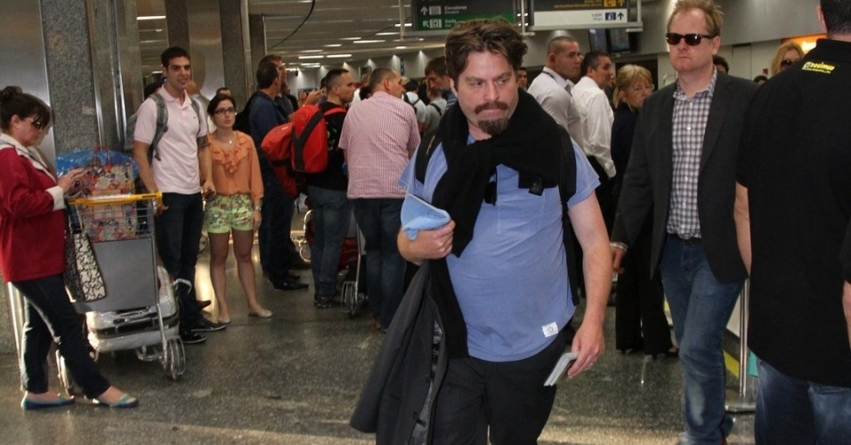 28.mai.2013 - Zach Galifianakis desembarca no aeroporto internacional do Rio de Janeiro. O ator veio ao Brasil divulgar o filme "Se Beber, Não Case Parte 3", que estreia dia 30 de maio