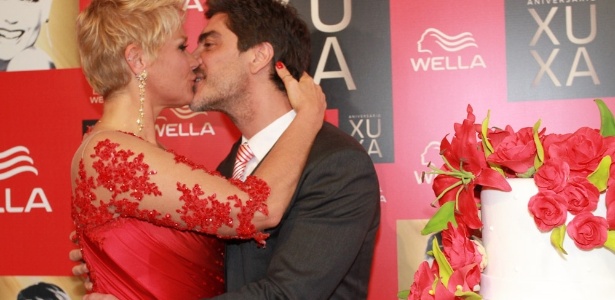 28.mai.2013 - Xuxa beija Junno logo após ele oferecer com um bolo enfeitado de rosas para a apresentadora