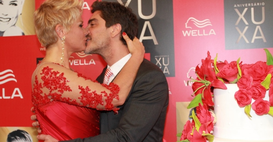 28.mai.2013- Xuxa dá beijo apaixonado no namorado Junno