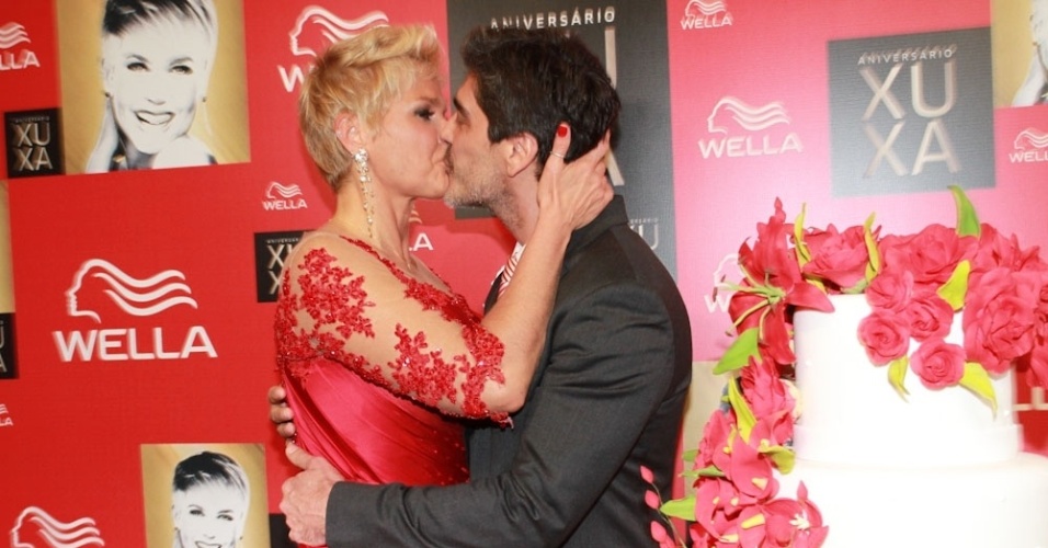 28.mai.2013 - Emocionada com a surpresa do namorado, Xuxa beija Junno na frente dos fotógrafos