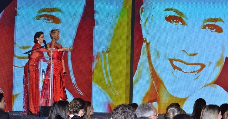 28.mai.2013- Xuxa com Deborah Secco na festa de 50 anos da apresentadora, em São Paulo