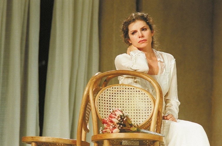 6.jun.2003 - Débora Bloch durante ensaio da peça "Tio Vânia", do dramaturgo russo Anton Tchecov, no teatro Faap, em São Paulo