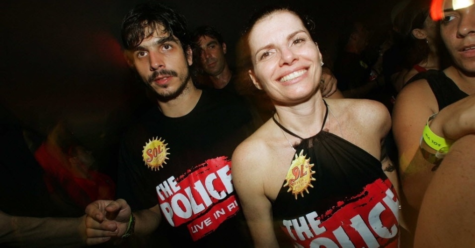 8.dez.2007 - Debora Bloch e o namorado a época, Bernardo Pinheiro, vão ao show da banda The Police, no estadio do Maracanã