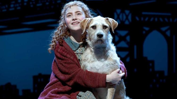 Annie: A história da garotinha órfã Annie e de seu simpático cachorro, Sandy, que conquistam o coração do milionário Oliver Warbucks e ainda precisam se livrar das artimanhas da tia Agatha, a trambiqueira que comanda o orfanato, chegou aos palcos em 1977, primeira vez em que o musical baseado na obra de Thomas Meehan foi encenado. A produção já acumula sete Tony Awards, incluindo o de Melhor Musical - Divulgação - Divulgação