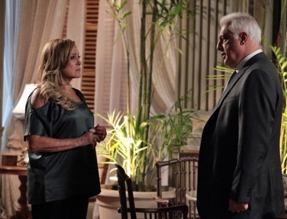 Em "Amor à Vida", Aline prepara lanche para César, que deixa Pilar jantando sozinha