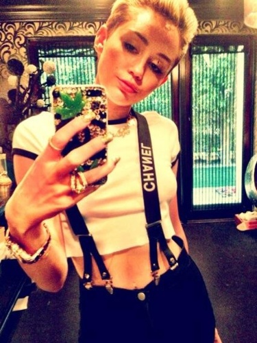 Miley Cyrus publica foto exibindo "capinha" do celular com a folha da maconha