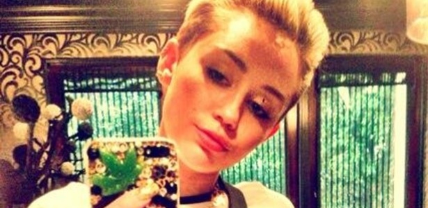 Miley Cyrus publica foto exibindo "capinha" do celular com a folha da maconha - Reprodução/Instagram