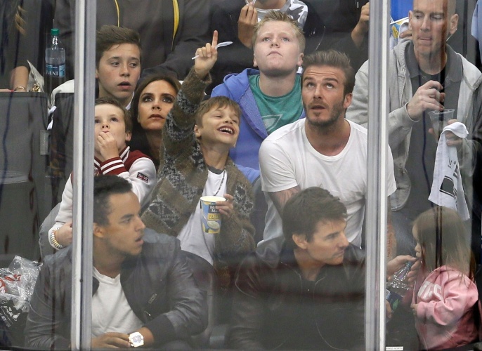 28.mai.2013 - David Beckham e família assistem a um jogo de hóquei com Tom Cruise e seu filho, Connor, em Los Angeles