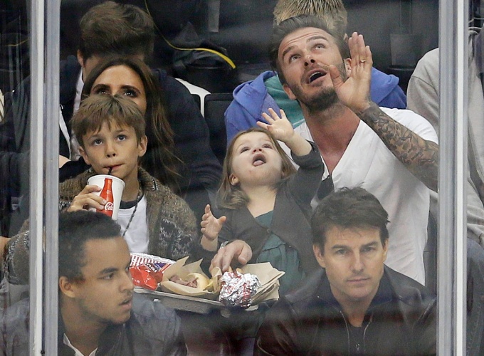 28.mai.2013 - David Beckham e família assistem a um jogo de hóquei com Tom Cruise e seu filho, Connor, em Los Angeles