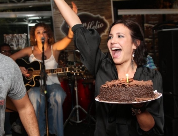 28.mai.2013 - Juliana Knust com bolo de seu aniversário em restaurante na Barra da Tijuca, Rio de Janeiro. O ator Eri Johnson foi o anfitrião da noite comandando a festa "Só Pra Se Divertir"