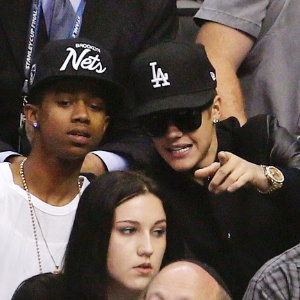 Justin Bieber (dir.) assiste um jogo de hóquei em Los Angeles