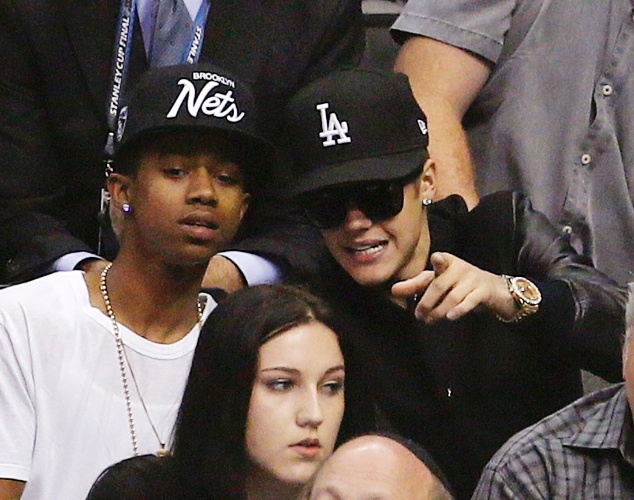 28.mai.2013 - Justin Bieber (dir.) assiste um jogo de hóquei em Los Angeles