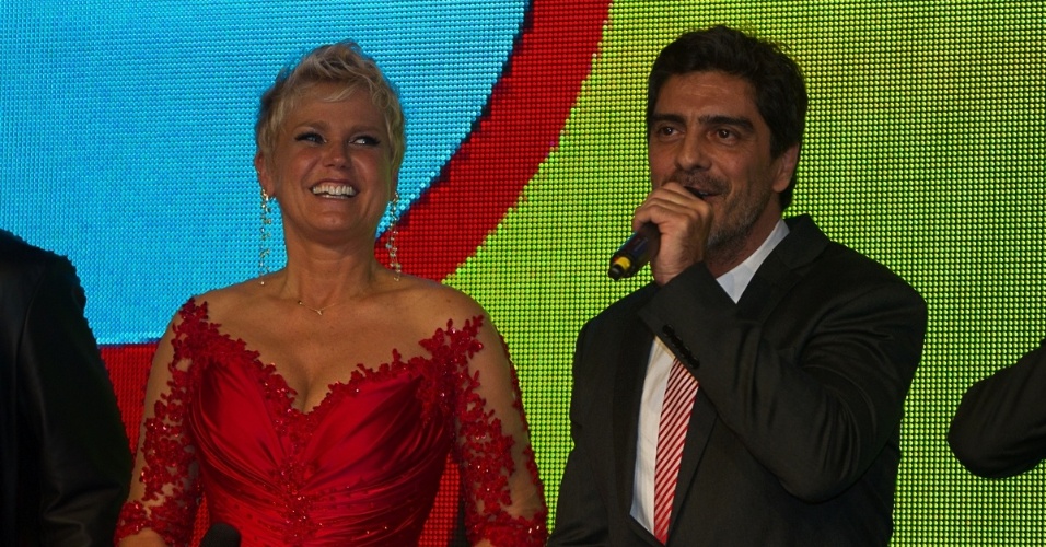 28.mai.2013- Xuxa com o namorado Junno na festa de 50 anos da apresentadora, em São Paulo