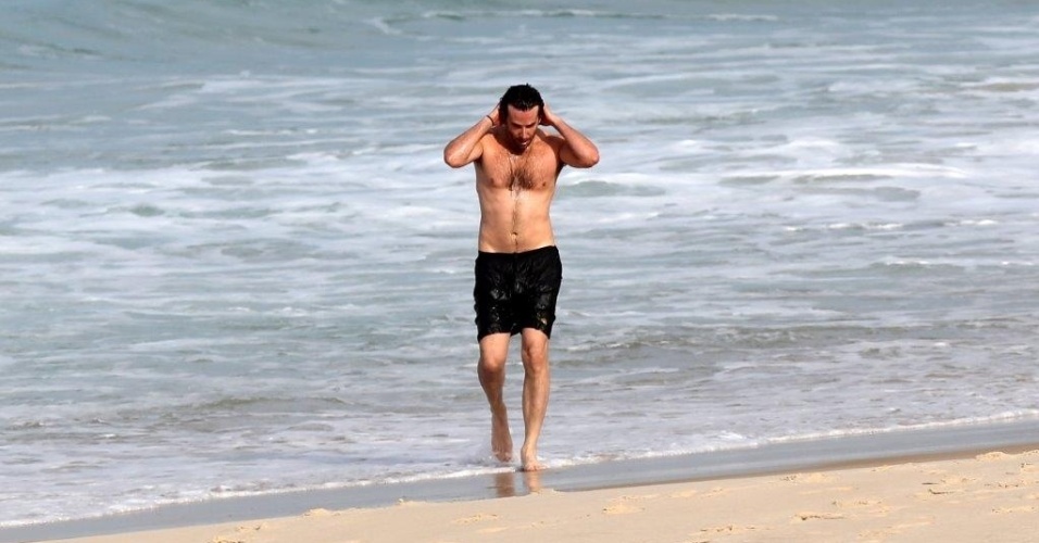 29.mai.2013 - Após passeio pela pedra do Arpoador, Bradley Cooper mergulha na praia no Rio
