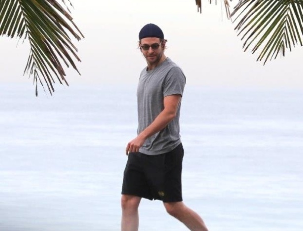 29.mai.2013 - O ator Bradley Cooper passeia na praia do Arpoador, na zona sul do Rio
