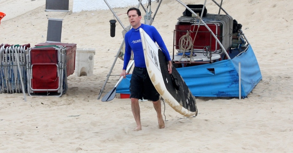 29.mai.2013 - O ator Ed Helms pratica stand up paddle na praia de Ipanema, no Rio de Janeiro