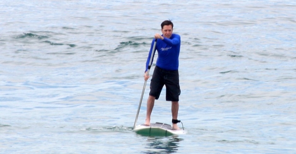 29.mai.2013 - O ator Ed Helms pratica stand up paddle na praia de Ipanema, no Rio de Janeiro
