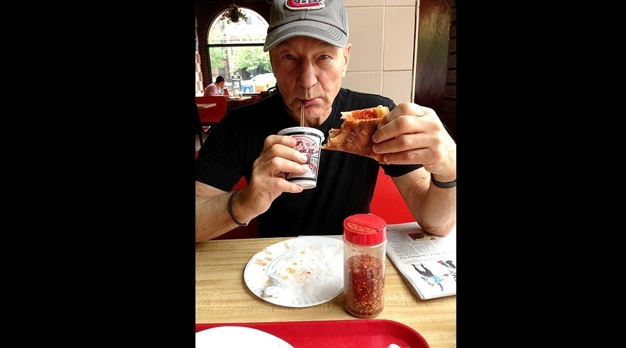 29.mai.2013 - Patrick Stewart, famoso por interpretar Charles Xavier na franquia "X-Men", divulgou uma imagem onde aparece comendo pizza em Nova York. Segundo ele, essa foi sua primeira fatia de pizza em seus 72 anos. Seus seguidores logo indagaram: "Como você levou tanto tempo para fazer isso?"
