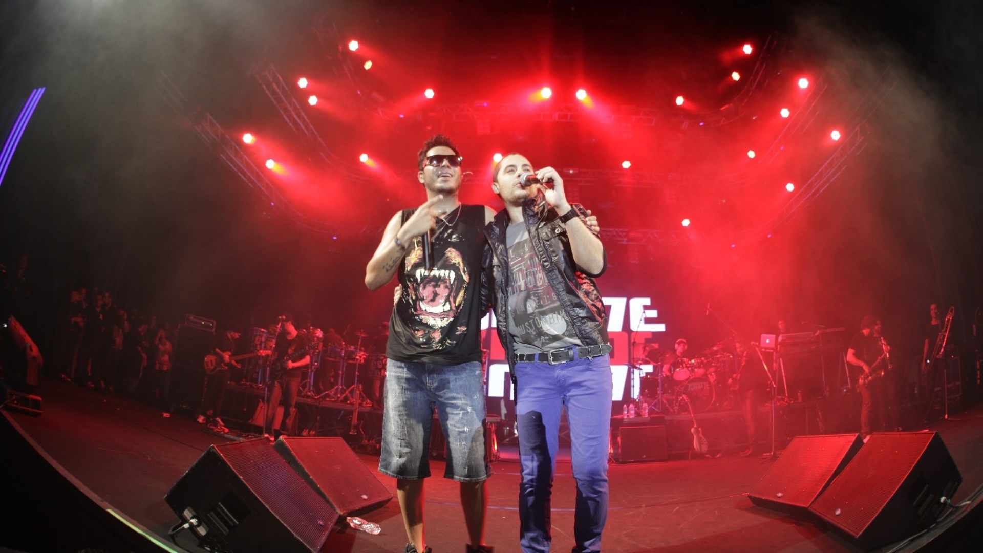 29.mai.2013 - O cantor Levi Lima, do Jammil, faz uma participação especial no show do cantor Tomate, em São Paulo. Levi pediu licença do cantor e entoou a música "Milla", do cantor Netinho, pedindo que o público levantasse as mãos e mandar boas energias ao baiano internado no Hospital Sírio-Libanês. em São Paulo - Divulgação