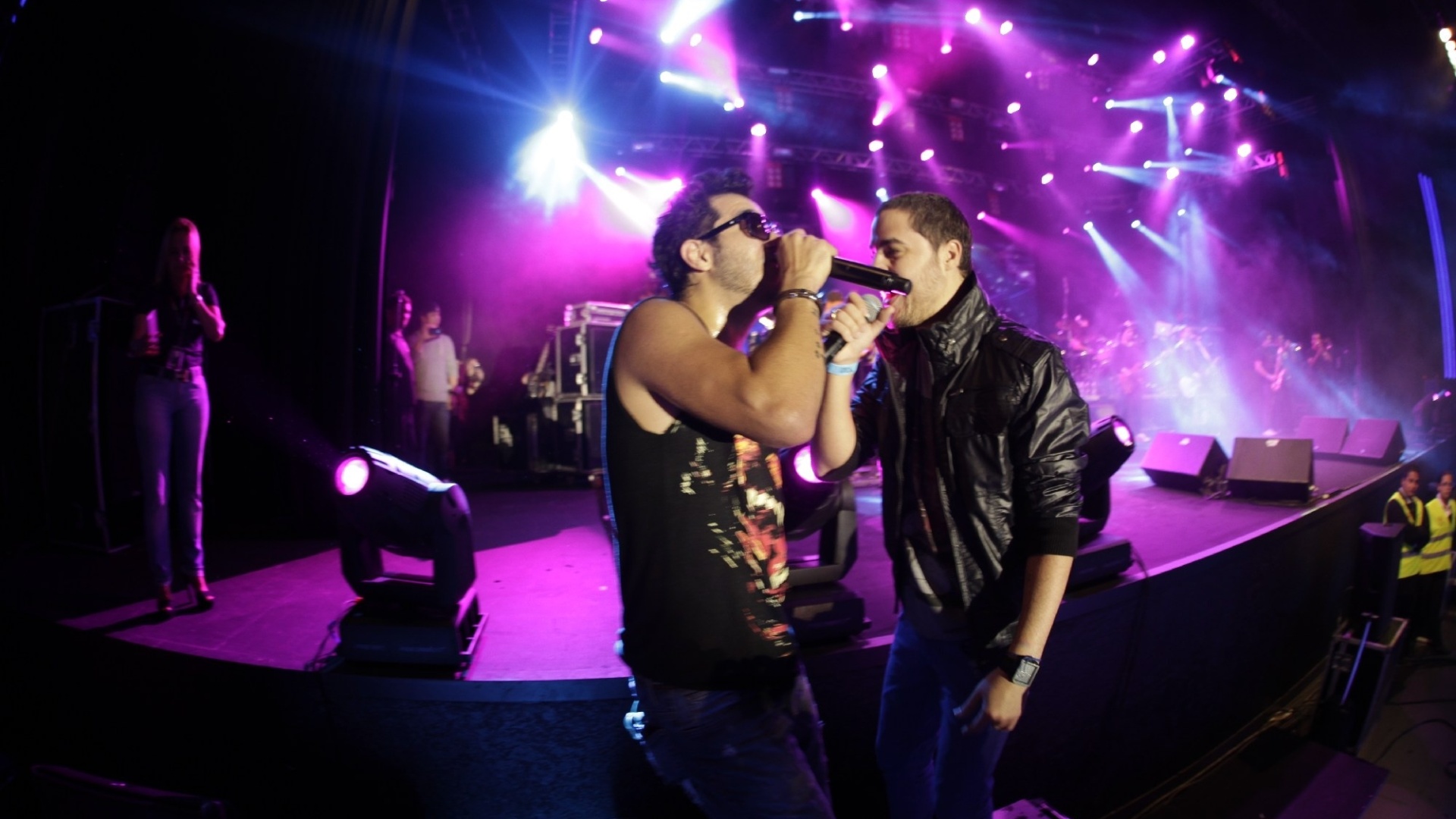 29.mai.2013 - O cantor Levi Lima, do Jammil, faz uma participação especial no show do cantor Tomate, em São Paulo. Levi pediu licença do cantor e entoou a música "Milla", do cantor Netinho, pedindo que o público levantasse as mãos e mandar boas energias ao baiano internado no Hospital Sírio-Libanês. em São Paulo - Divulgação