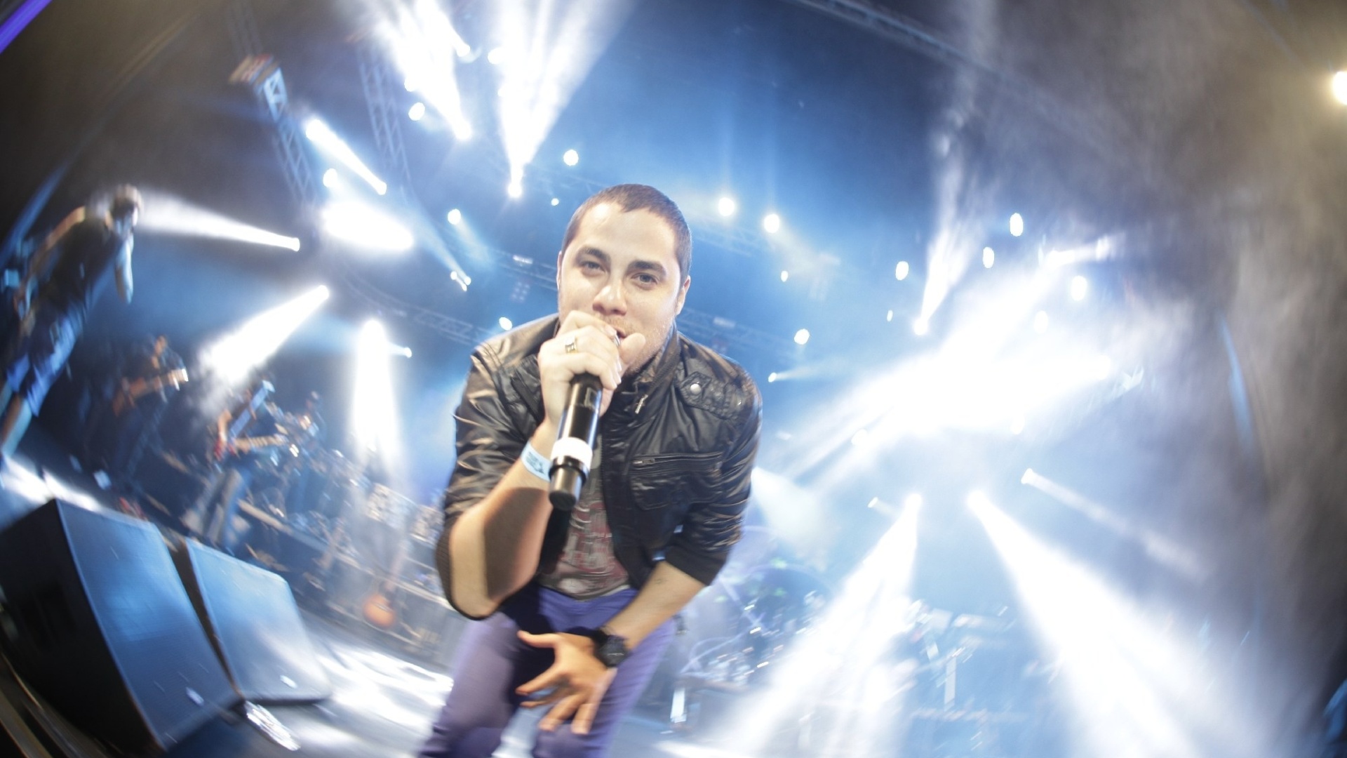 29.mai.2013 - O cantor Levi Lima, do Jammil, faz uma participação especial no show do cantor Tomate, em São Paulo. Levi pediu licença do cantor e entoou a música "Milla", do cantor Netinho, pedindo que o público levantasse as mãos e mandar boas energias ao baiano internado no Hospital Sírio-Libanês. em São Paulo - Divulgação